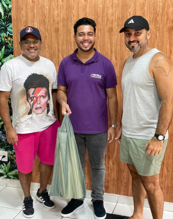 Cliente satisfeito na loja Estrela