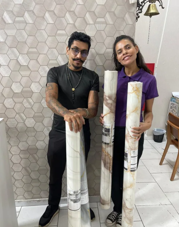 Cliente satisfeito na loja Estrela