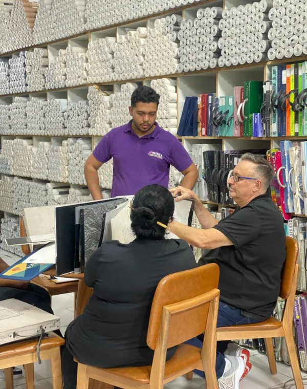 Cliente satisfeito na loja Estrela